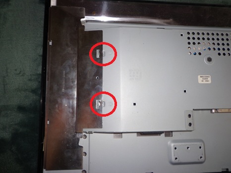 Разборка Samsung Syncmaster 931BW - отщелкиваем металлическую пластину