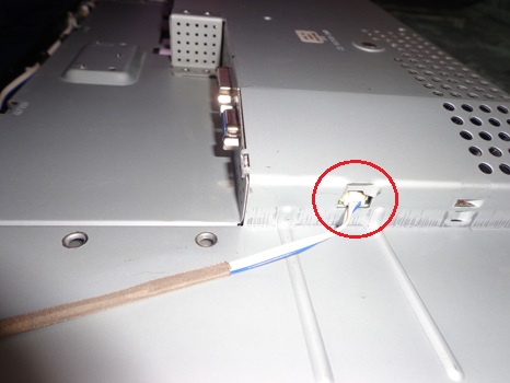 Разборка Samsung Syncmaster 931BW - отсоединяем провод