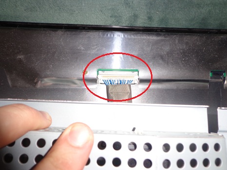 Разборка Samsung Syncmaster 931BW - отсоединяем шлейф